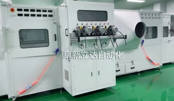 自動(dòng)噴金機(jī)是電容器生產(chǎn)中的關(guān)鍵設(shè)備，規(guī)格有三槍，雙面四槍、六槍、八槍，可按客戶需求定制，阜新立達(dá)自動(dòng)化裝備有限公司