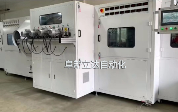 PJ-8八槍雙面自動噴金機具有自動除塵、智能雙面、整潔美觀、運行穩(wěn)定的特點，阜新立達自動化裝備有限公司